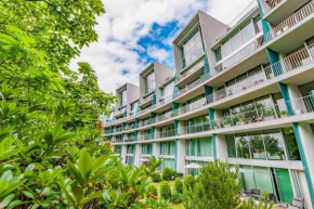 Exceptional calm 3BR, 2.5BA apartment with patio, pool & gym